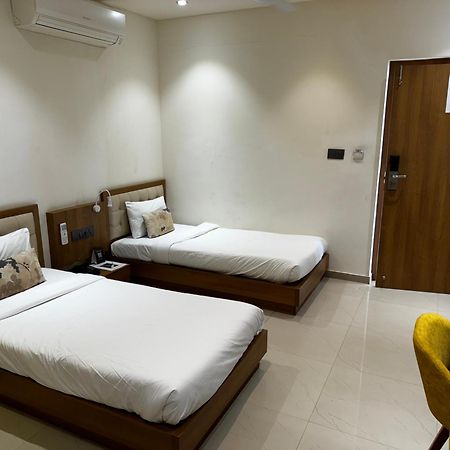 Siara Styles Amba Suites, Gandhinagar Esterno foto