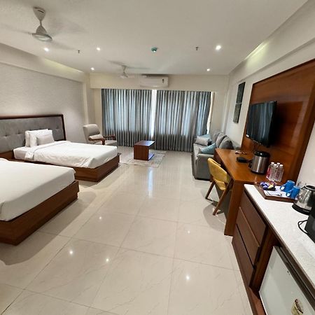Siara Styles Amba Suites, Gandhinagar Esterno foto