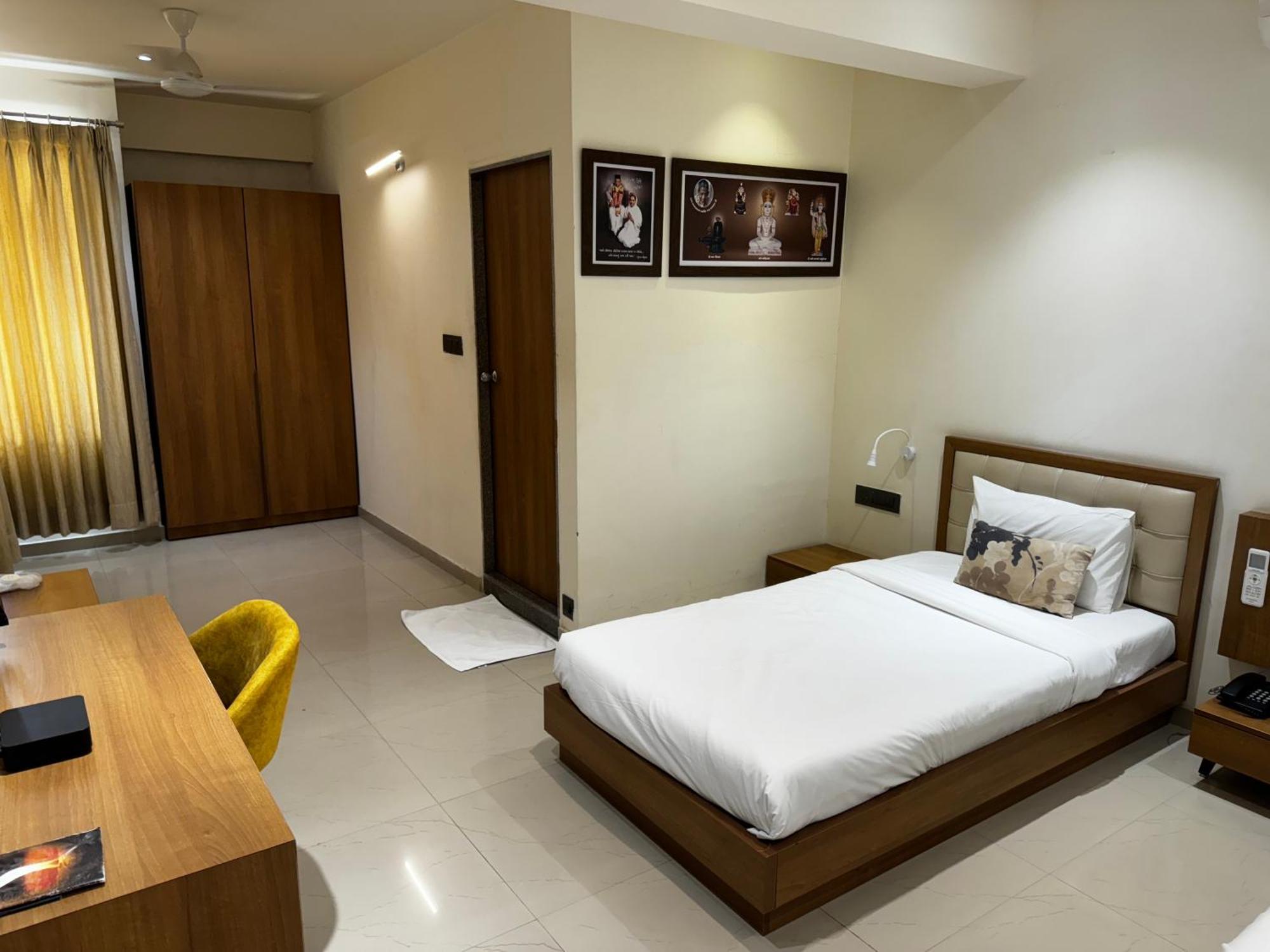 Siara Styles Amba Suites, Gandhinagar Esterno foto