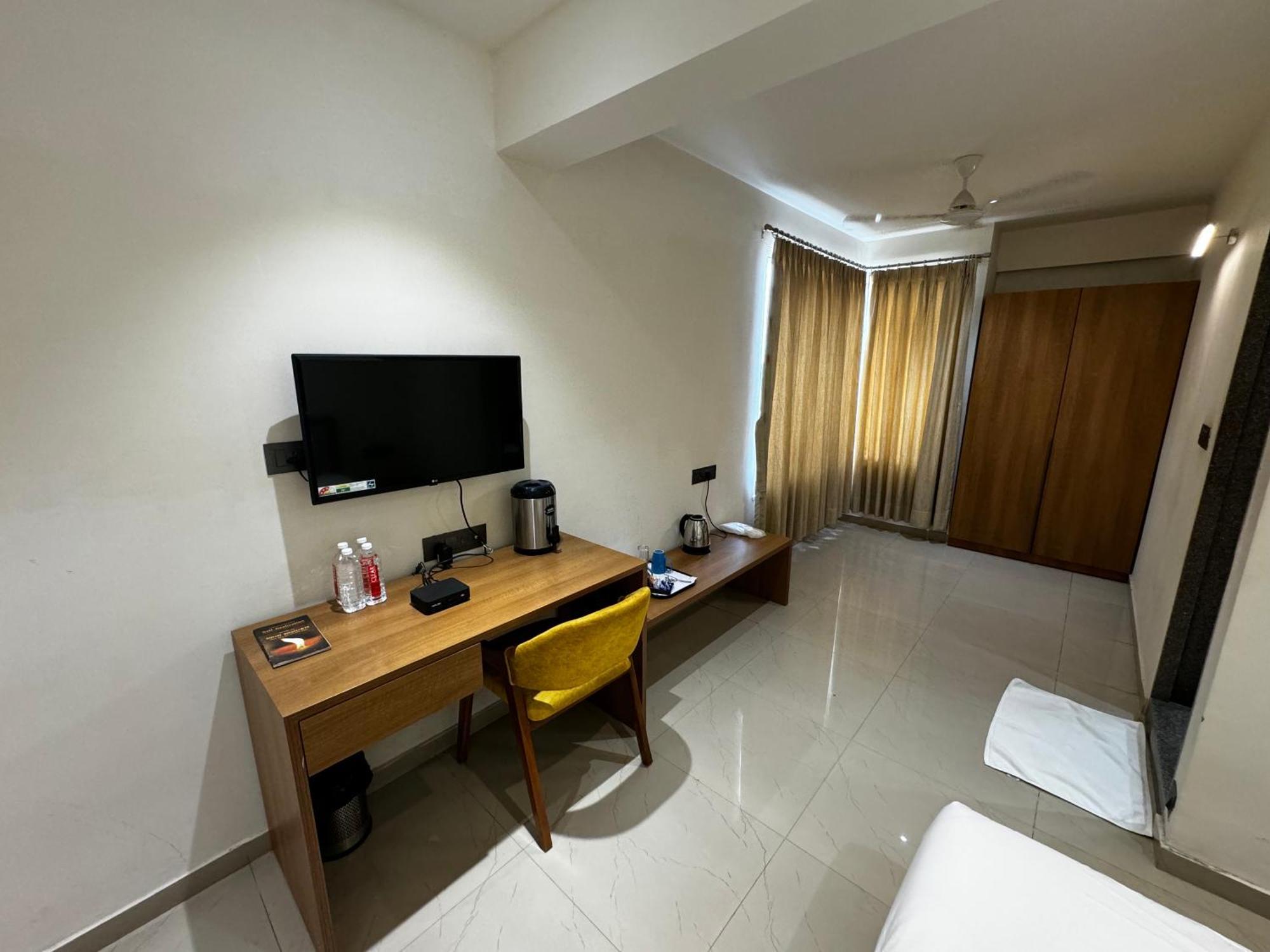 Siara Styles Amba Suites, Gandhinagar Esterno foto