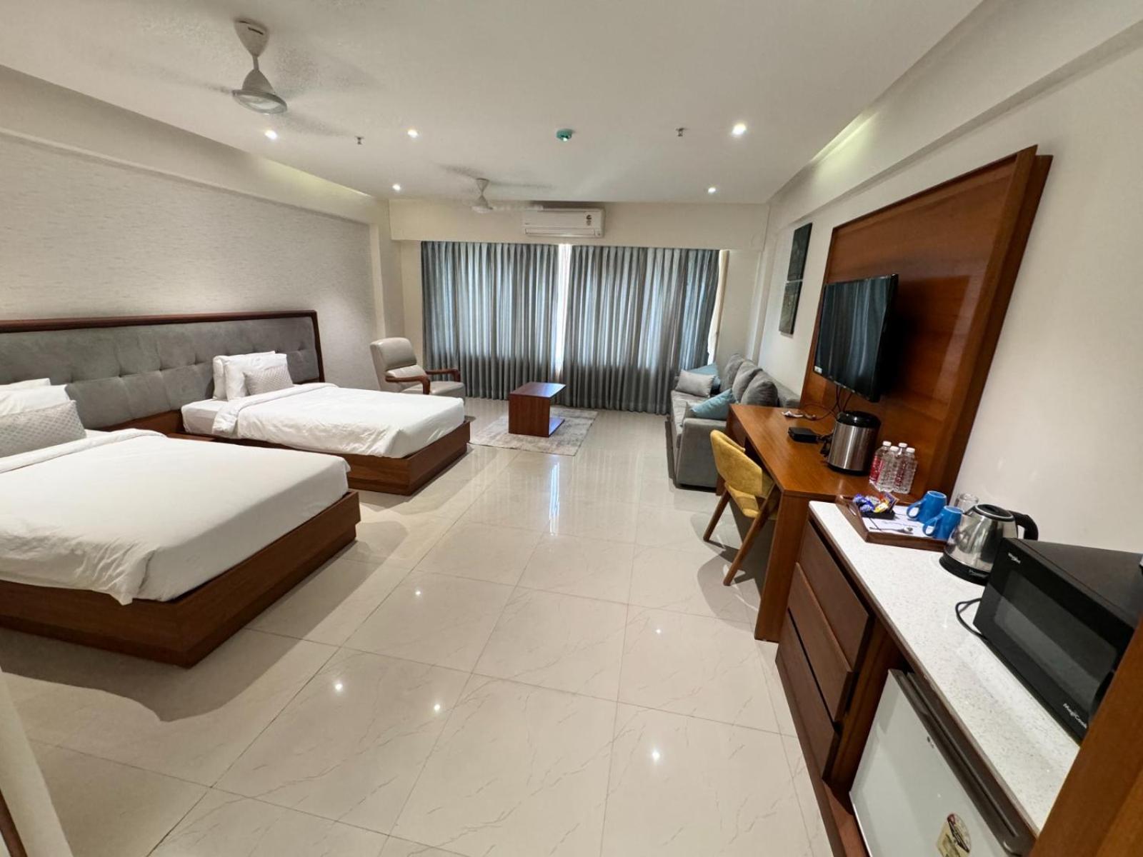 Siara Styles Amba Suites, Gandhinagar Esterno foto