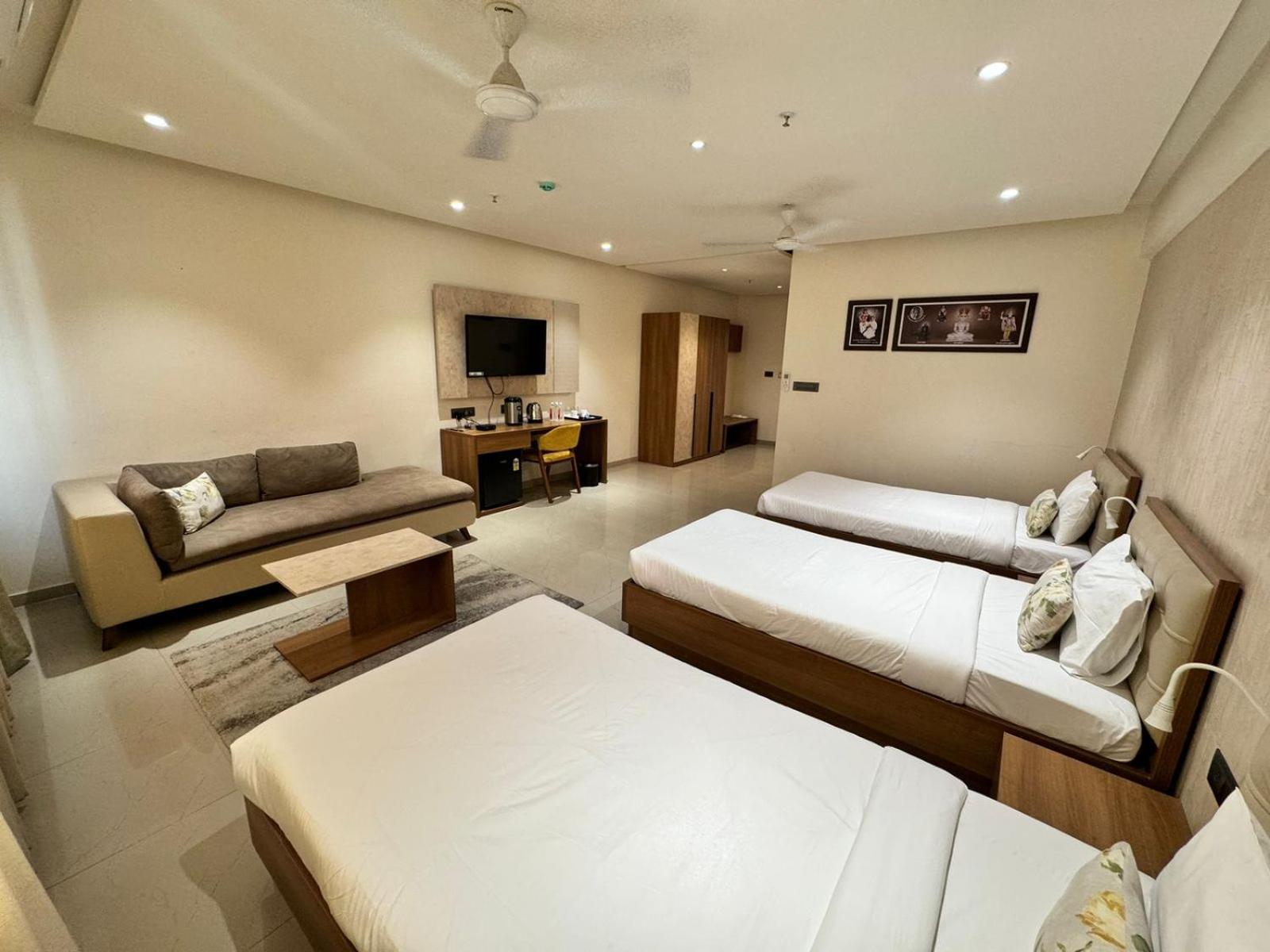 Siara Styles Amba Suites, Gandhinagar Esterno foto