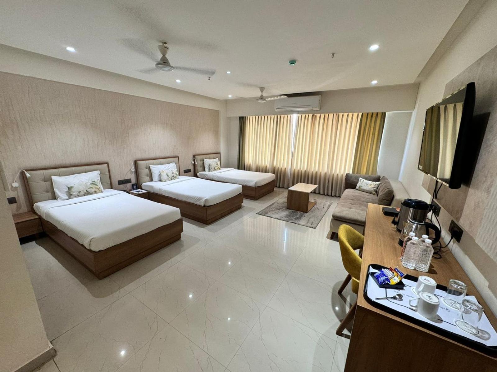 Siara Styles Amba Suites, Gandhinagar Esterno foto