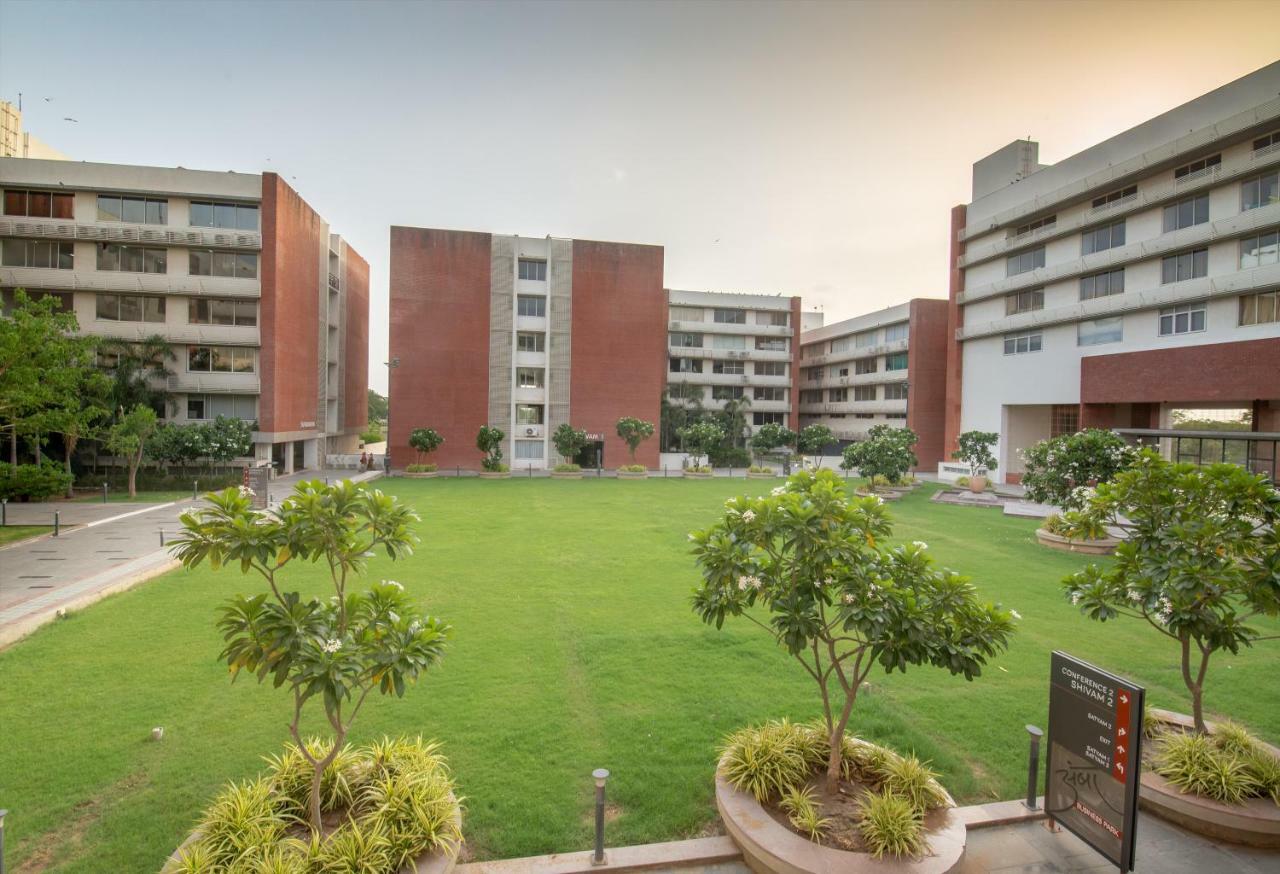 Siara Styles Amba Suites, Gandhinagar Esterno foto
