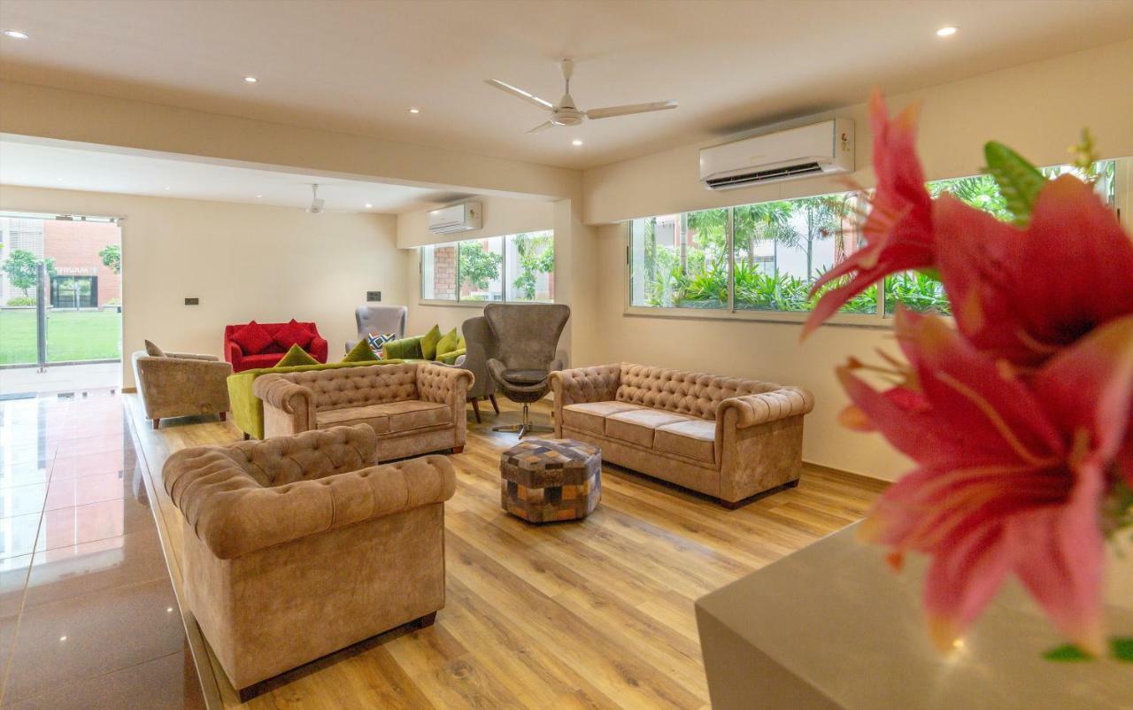 Siara Styles Amba Suites, Gandhinagar Esterno foto